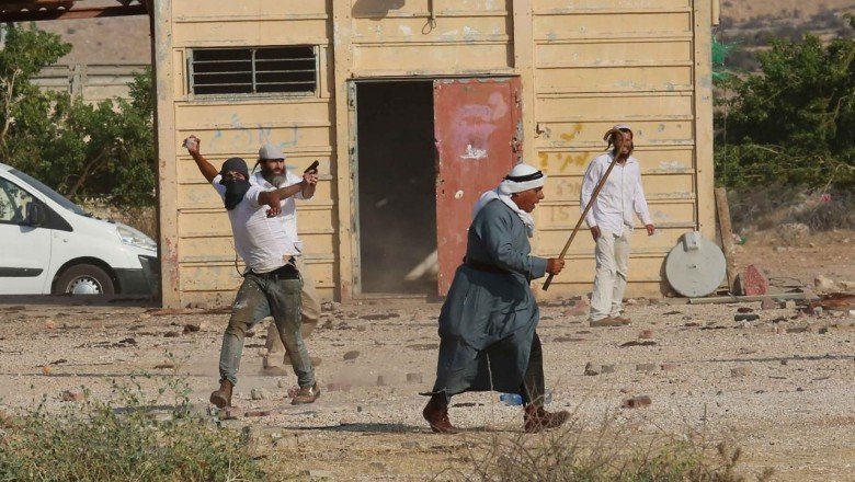 Sivil Yahudi işgalciler Filistinlilerin evlerine saldırdı