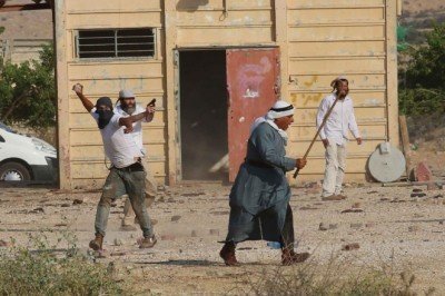 Sivil Yahudi işgalciler Filistinlilerin evlerine saldırdı