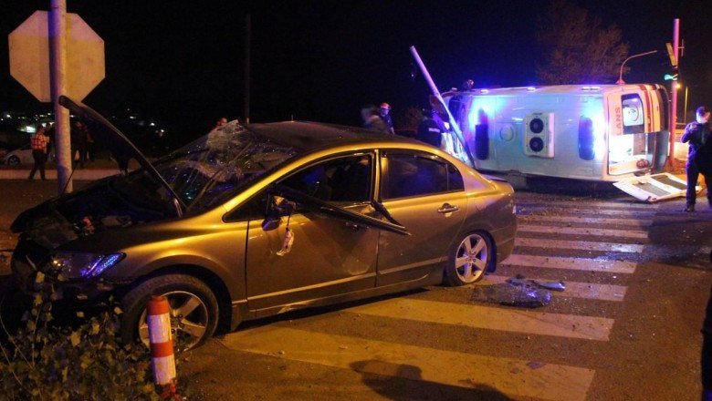 Ambulansla otomobil çarpıştı: 5 yaralı