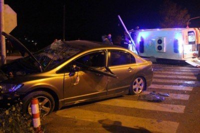 Ambulansla otomobil çarpıştı: 5 yaralı