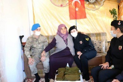 Ayşe teyze Mehmetçik'e ördüğü yün çoraplarla yürekleri de ısıttı