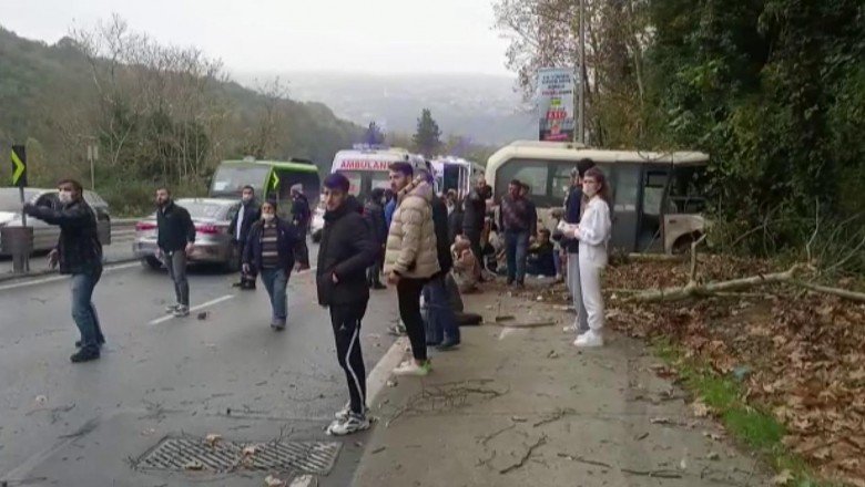 İstanbul'da yoldan çıkan minibüs ağaçlara çarptı: 12 yaralı