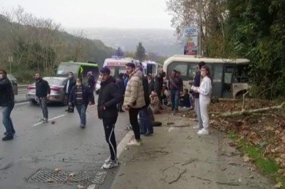 İstanbul'da yoldan çıkan minibüs ağaçlara çarptı: 12 yaralı