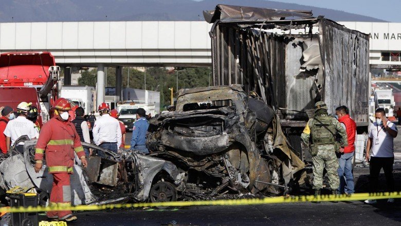 Meksika'da otoyol gişelerinde feci kaza: 19 ölü