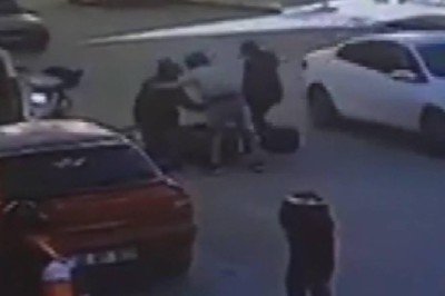 Yaşlı adam kendisine çarpan motosikletliye sarıldı