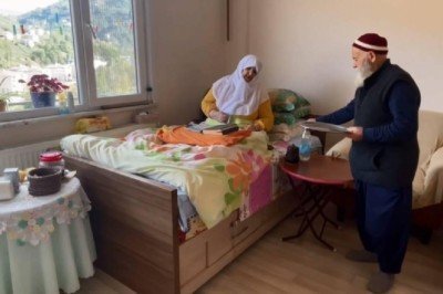 52 yıldır sobacılık yaparak yatalak eşi ve 107 yaşındaki annesine bakıyor