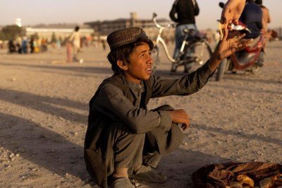 Afganistan'da yoksul halk, fırınların önünde yardım bekliyor