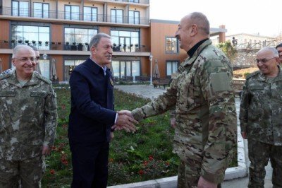 Aliyev, Bakan Akar ve komuta kademesini kabul etti