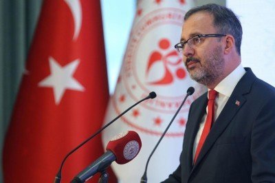 Bakan Kasapoğlu'ndan milli güreşçilere tebrik