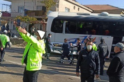 Kamyonetle yolcu otobüsü çarpıştı: 1 ölü