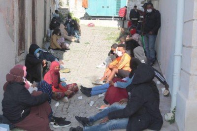 Türk kara sularına itilen 52 düzensiz göçmen kurtarıldı