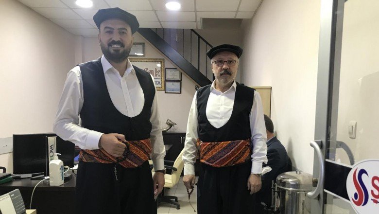 Yöresel kıyafetlerle müşterilerin karşısına çıkıyorlar
