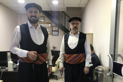 Yöresel kıyafetlerle müşterilerin karşısına çıkıyorlar