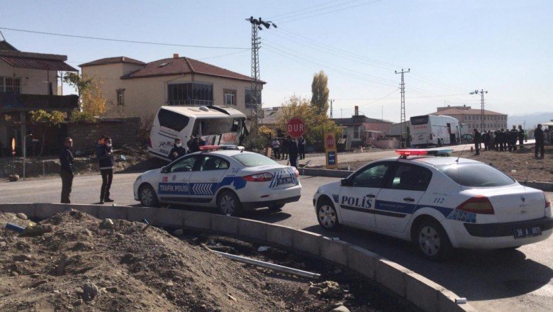 Yolcu otobüsü ile kamyonet çarpıştı