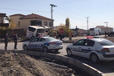 Yolcu otobüsü ile kamyonet çarpıştı