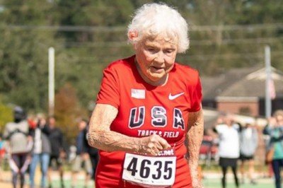 105 yaşındaki Julia Hawkins'ten dünya rekoru