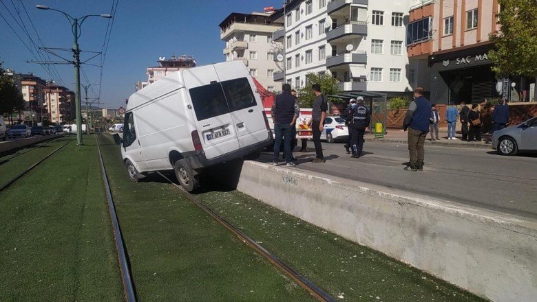 4 araç birbirine girdi, biri tramvay yoluna uçtu