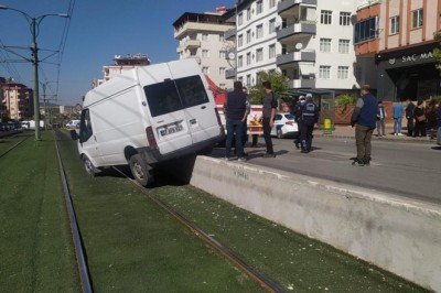 4 araç birbirine girdi, biri tramvay yoluna uçtu