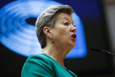 AB: Biz Türk hükümetine para vermiyoruz, Türkiyedeki mültecileri destekliyoruz