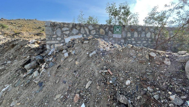 Afet toplanma alanında tepki çeken moloz yığını