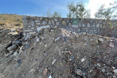 Afet toplanma alanında tepki çeken moloz yığını