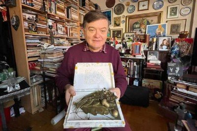 Atatürk'ün cenazesinde taşınan çelengin parçalarını özenle saklıyor