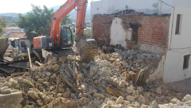 Datça'da depreme dayanıklı olmayan binaların yıkımına başlandı