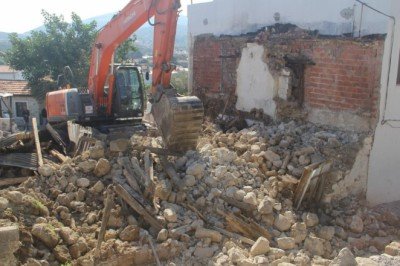 Datça'da depreme dayanıklı olmayan binaların yıkımına başlandı