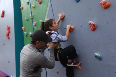 Efeler'in tırmanış duvarı minikleri ağırladı