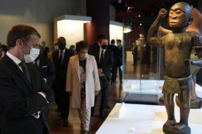 Fransa 26 tarihi eseri Benin'e iade etti