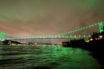 FSM Köprüsü yeşile büründü