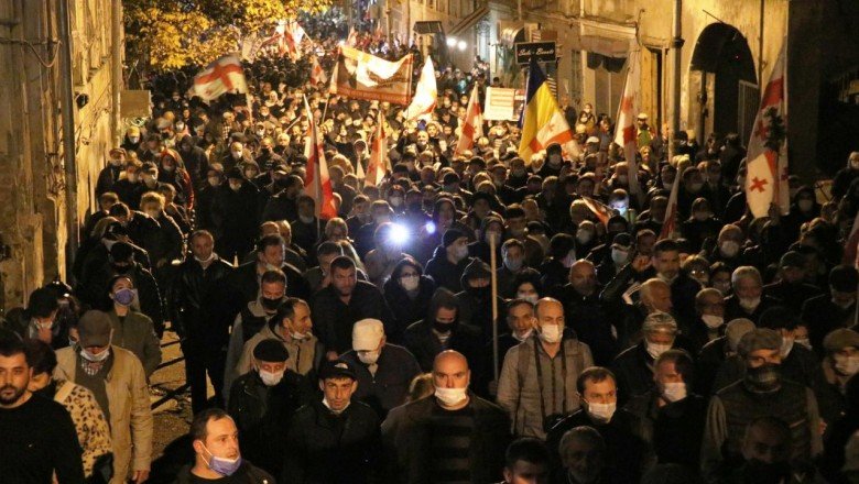 Gürcistan'da Saakaşvili için destek gösterisi düzenledi