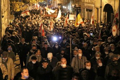 Gürcistan'da Saakaşvili için destek gösterisi düzenledi