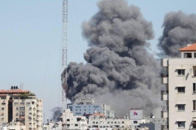 Haaretz: İsrail Gazze'deki binayı basın ofislerinin bulunduğunu öğrenmesine rağmen vurdu