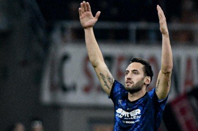 Hakan Çalhanoğlu'nun derbi performansına İtalya'da övgü