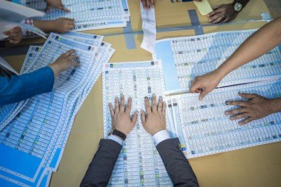 Irak'ta itiraz edilen sandıklardaki oyların elle sayım işlemi tamamlandı