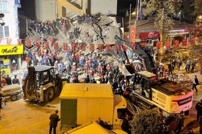 Malatya'da bina çöktü: 13 kişi yaralı çıkarıldı