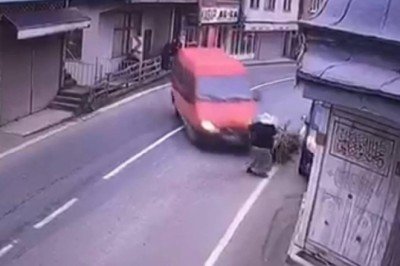 Rize'de kaza can aldı: Mahalleli tepki için cenaze namazını yolda kıldı