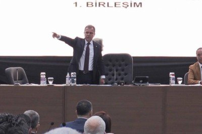 Vahap Seçer ile basın mensupları arasında gerginlik