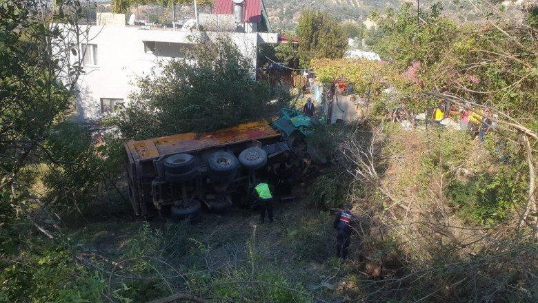Virajı alamayan kamyon uçuruma yuvarlandı: 3 yaralı