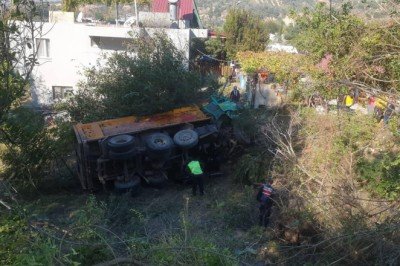 Virajı alamayan kamyon uçuruma yuvarlandı: 3 yaralı