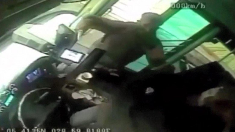 Yolcu bıçakla saldırdı, şoförü cebindeki ruhsat kurtardı