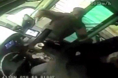 Yolcu bıçakla saldırdı, şoförü cebindeki ruhsat kurtardı