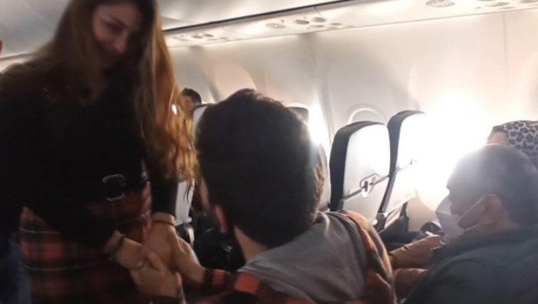 11 bin metre yükseklikte, 190 yolcunun önünde evlilik teklifi!