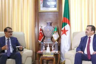 Bakan Dönmez Cezayirli mevkidaşı ile görüştü