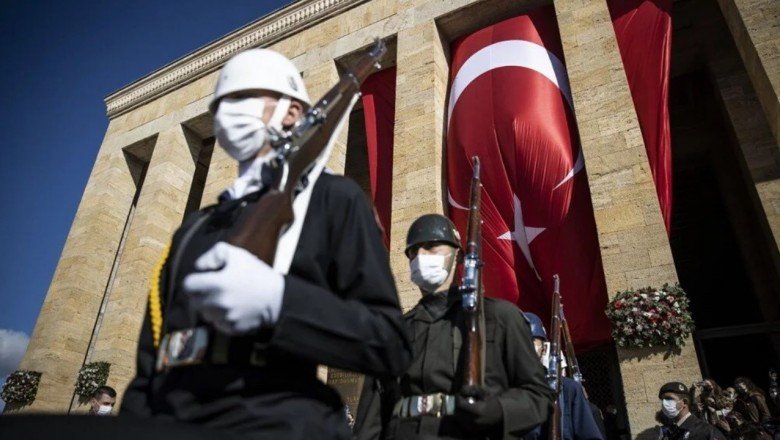 Binlerce ziyaretçi Anıtkabir'e akın etti