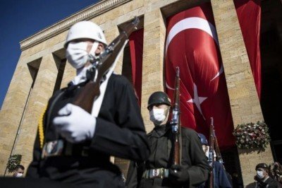 Binlerce ziyaretçi Anıtkabir'e akın etti