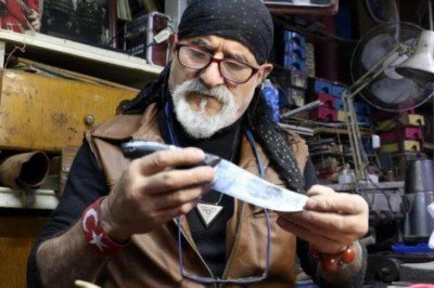 Guinness’e aday ''Şirin baba''nın gözleri bozuldu! Dünyanın en küçük bıçaklarını yapıyordu