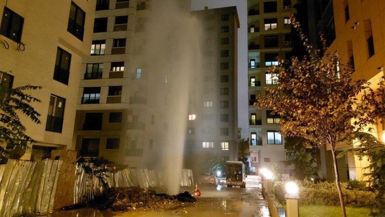 Kadıköy'de ilginç görüntü! Çalışma sırasında boru patladı, metrelerce yükseğe su fışkırdı