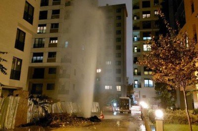 Kadıköy'de ilginç görüntü! Çalışma sırasında boru patladı, metrelerce yükseğe su fışkırdı